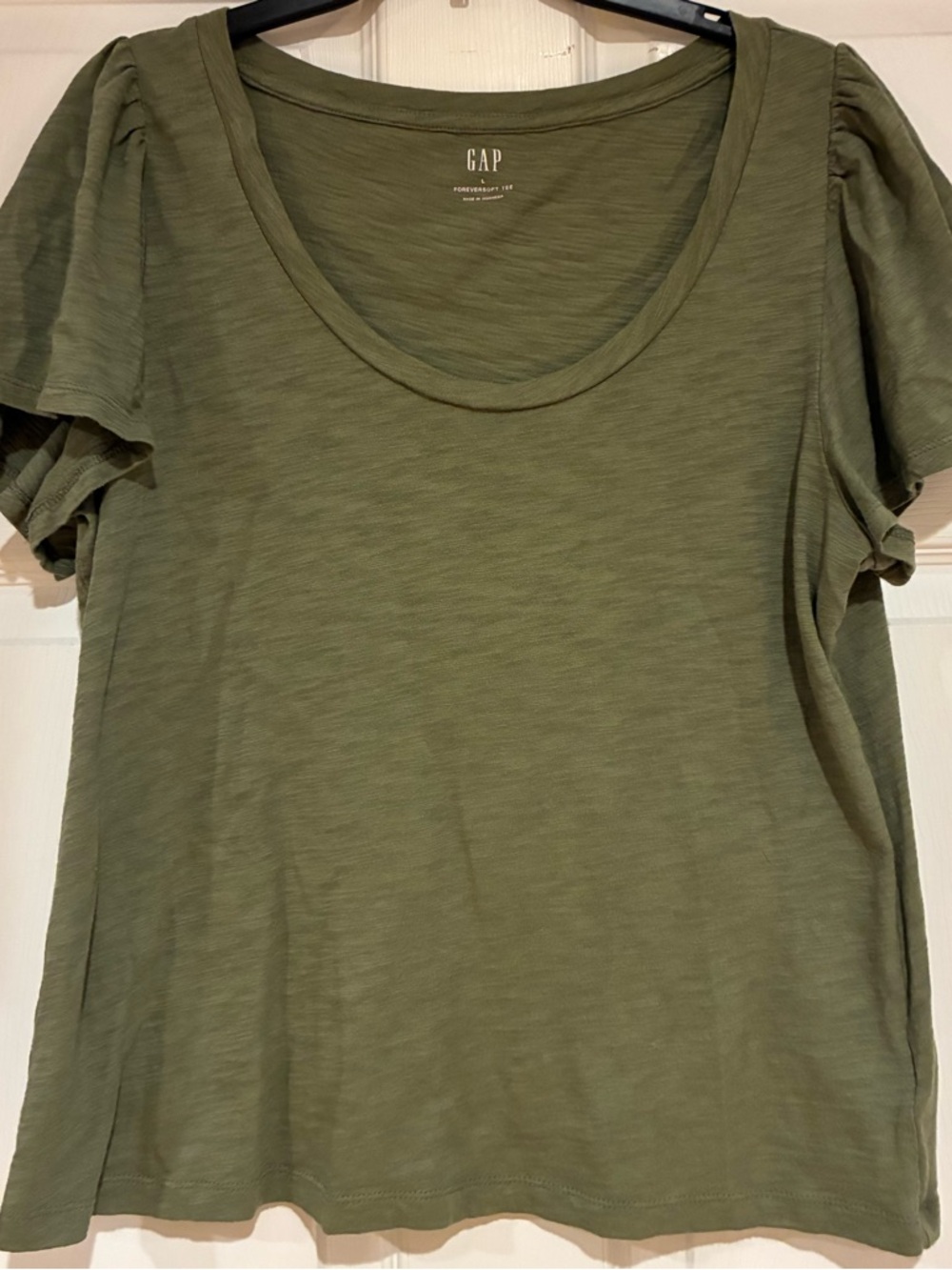 ⭐️3/$15⭐️GAP Olive Scoop Neck Short Sleeve Tee with Gathered Sleeves